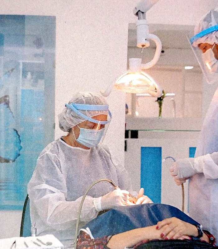 Equipo de Dental Sonrisas atendiendo a un paciente